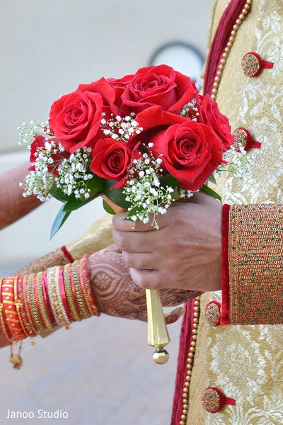 Indian Bridal Bouquet, Bridal Bouquet Indian, Brides Made, Indian Wedding Receptions, Bridal Entry, Garland Ideas, Daytime Wedding, Pastel Bouquet, Bouquet Photo