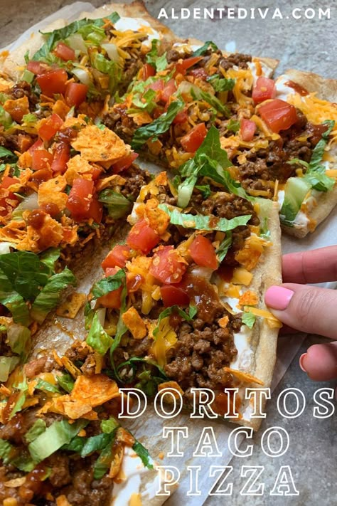 This is the best recipe for Doritos taco pizza that Ive ever had. The crused doritos on top add so much crunch and amazing flavor. Must try recipe! Beef Meximelt, Zesty Italian Chicken, Easy Taco Pizza, Taco Pizza Recipes, Doritos Taco, Pizza Calzones, Taco Seasoning Packet, Easy To Make Recipes, Taco Pizza