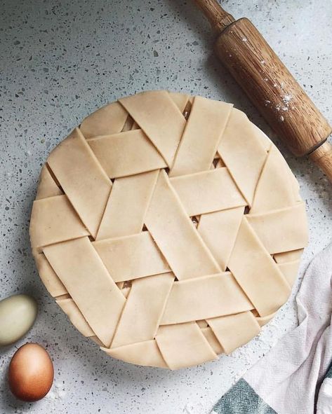 I love the pattern on this pie crust from @findfarah! What would you call it??? Because dad life is the best life I’m stepping out of the kitchen and highlighting some of my favorite content from other creators. Apple Pie Crust Designs, Pie Crust Art, Crust Designs, Apple Pie Crust, Decorative Pie Crust, Pie Crust Designs, Pie Decoration, Pies Art, Pie Tart