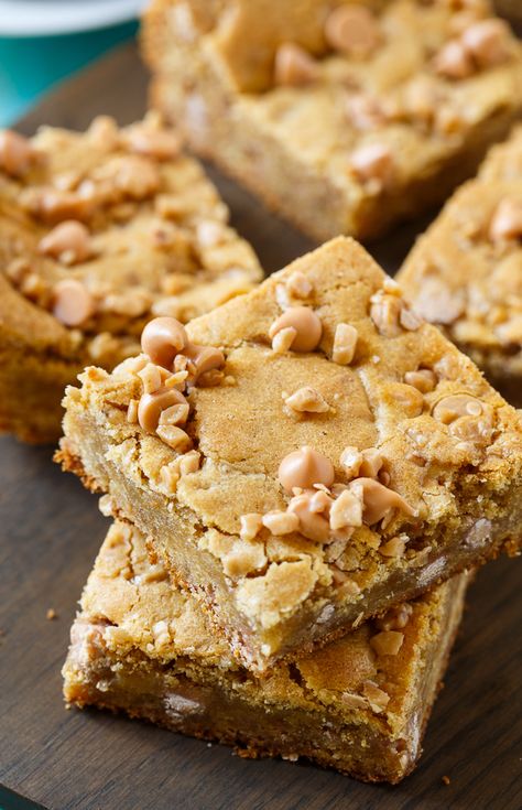 Butterscotch Toffee Blondies are a little chewy and insanely buttery. Cake Brownie, Paula Deen Recipes, Blondies Recipe, Cake Bars, Paula Deen, Butter Cake, Food Cakes, Decadent Desserts, Sweets Treats