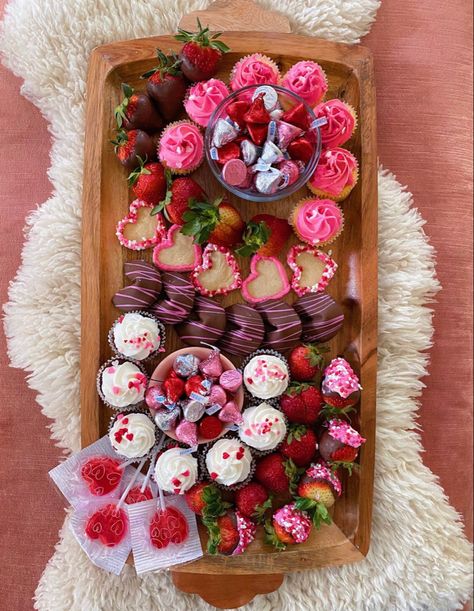 Dessert Board Ideas, Pink Party Foods, Valentines Party Food, Valentines Brunch, Valentines Snacks, Dessert Board, Valentines Party Decor, Dessert Platter, Party Food Buffet