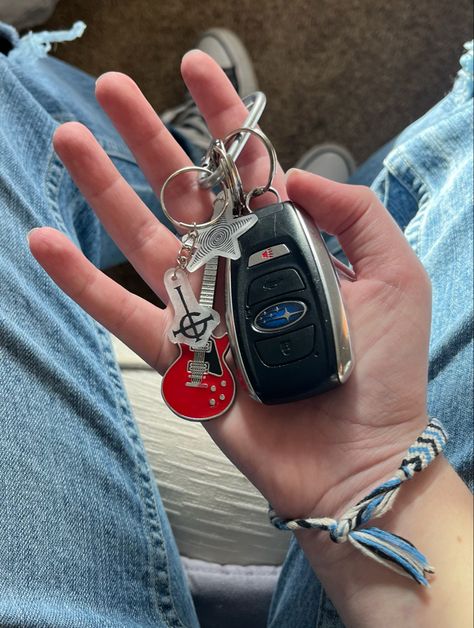 Cool Keychains Aesthetic, Wallet And Keys Aesthetic, Aesthetic Keys With Keychain, Asthetic Key Chain, Keychain Aesthetic Car Keys, Aesthetic Keychains For Car Keys, Holding Car Keys Aesthetic, Carabeaner Keychain Aesthetic, Bags With Keychain Aesthetic