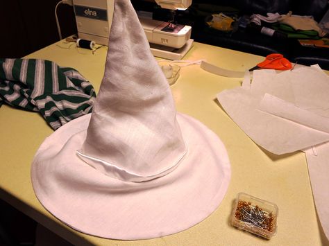 Gandalf Hat Gandalf Costume Diy, Gandolf Costumes, Cobra Costume, Gandalf Hat, Gandalf Cosplay, Gandalf Costume, Lotr Party, Gandalf The White, Witches Hats