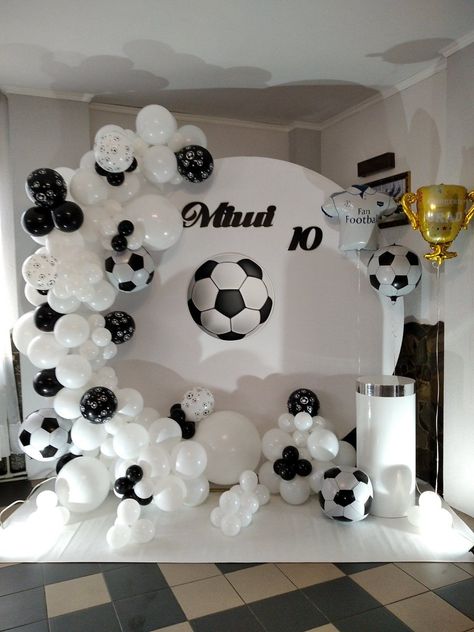 Soccer Birthday Decorations, Birthday Party Paper Decorations, Football Theme Birthday, Soccer Birthday Parties, Baby Birthday Decorations, Balloon Garland Diy, Simple Birthday Decorations, Football Birthday Party, Soccer Birthday