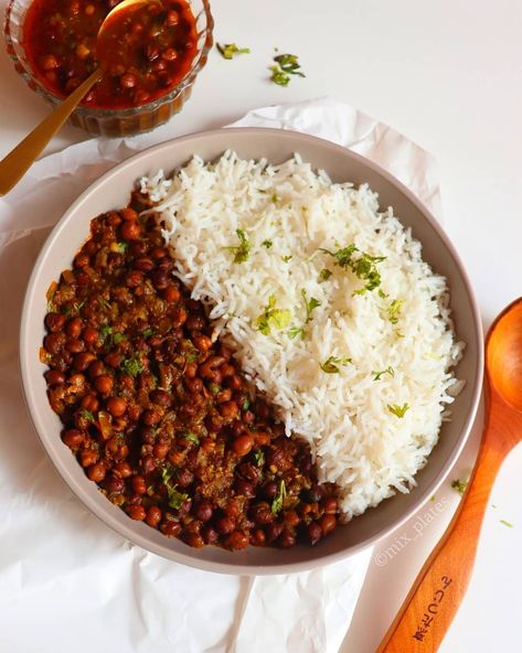 Black chickpeas/ Kala chana Black Chana Recipe, Healthy Legumes, Vegetarian Rice Dishes, Chana Recipe, Black Chickpeas, Salad Inspiration, Homemade Curry, Healthy Rice, Fusion Dishes