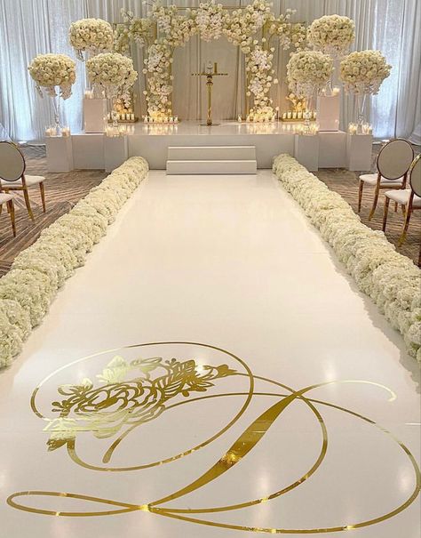 Ceremony Decorations Church, Emerald Wedding Colors, Red Wedding Decorations, Wedding Venues Indoor, Minimalist Wedding Decor, Indoor Wedding Ceremonies, Dream Wedding Decorations, White Wedding Theme, Wedding Planning Decor