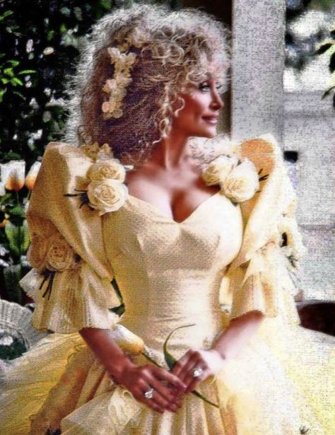 Dolly Parton Hair, Dolly Patron, Dolly Pardon, Backwoods Barbie, Dolly Parton Quotes, Dolly Parton Pictures, 1970s Hairstyles, Celebrity Halloween Costumes, Famous Personalities