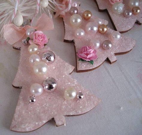 Pink Christmas Ornaments, Shabby Christmas, Pink Xmas, Pink Tree, Christmas Decoration Ideas, Pink Christmas Decorations, Christmas Pink, White Ornaments, Pink Christmas Tree