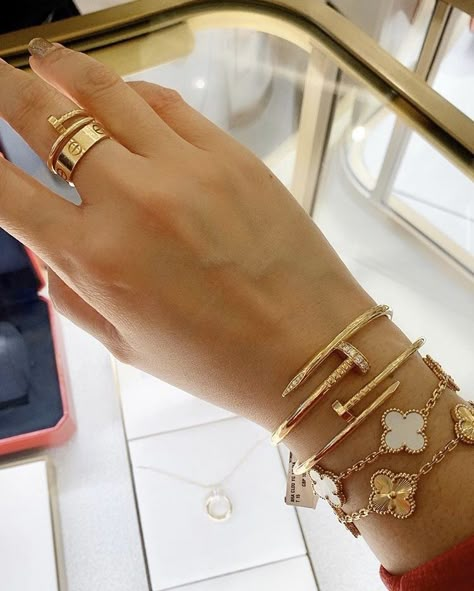 Just Un Clou Bracelet, Cartier Love Ring, Jewelry Chanel, Bracelet Rose Gold, Accesories Jewelry, Expensive Jewelry Luxury, Luxe Jewelry, Tiffany Jewelry, Cartier Jewelry