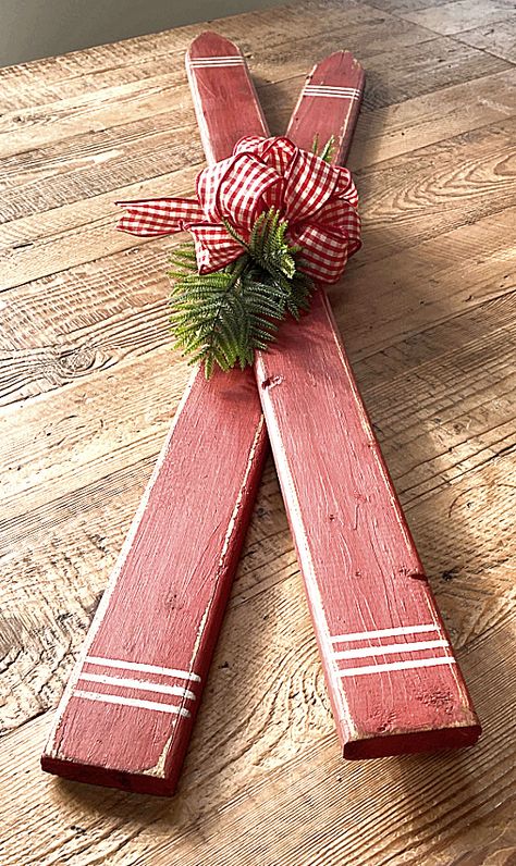 Picket skis by Homeroad, featured on DIY Salvaged Junk Projects 558 on Funky Junk! Ski Decorations, Diy Picket Fence, Christmas Exterior, Ski Christmas, Noel Sign, Christmas Tree Stencil, Hotel Christmas, Clothespin Wreath, Violin Case