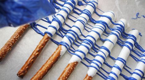 Recipe for July 4th Pretzel Rods | CatchMyParty.com Blue Pretzel Rods, Middle School Graduation Party, White Pretzels, Chocolate Pretzel Rods, Pretzel Treats, Basketball Theme Party, July Desserts, Graduation Party Gifts, Blue Icing