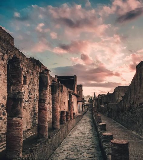 Italy Campania, Ancient Pompeii, Pompeii Ruins, Pompeii Italy, Italy Summer, Italy Aesthetic, Southern Europe, Northern Italy, Ancient Ruins