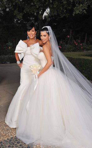 Kim Kardashian and Kris Jenner Kim Kardashian Wedding Dress, Make Up Sposa, Kim Kardashian Wedding, Kardashian Wedding, Long Gown For Wedding, Kim Kardashian Dresses, Timeless Wedding Dress, Celebrity Wedding Dresses, Wedding Dresses 2014