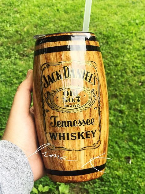 Wooden Tumbler, Yeti Cup Designs, Whiskey Tumbler, Epoxy Tumblers, Projets Cricut, Glitter Tumbler Cups, Tumbler Photos, Painted Cups, Custom Tumbler Cups