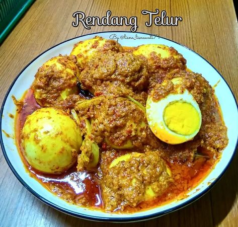 Bahan dan Cara membuat Rendang Telur https://resepmamiku.com/rendang-telur-lisna_lisnawati71 Telur Gosong, Telur Geprek, Oseng Mercon Daging, Indonesian Food, Egg Recipes, Food Hacks