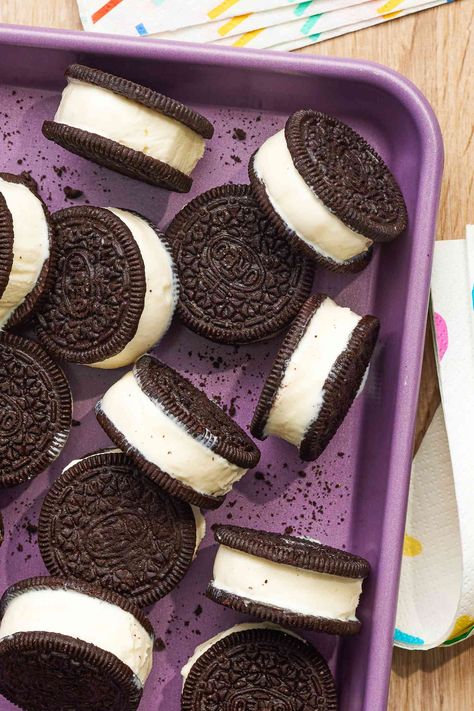 2-Ingredient Ice Cream Sandwiches Recipe Sandwich Ice Cream, Store Bought Cookies, 2 Ingredient Ice Cream, Fancy Appetizer Recipes, Showstopper Dessert, Ice Cream Sandwiches Recipe, 2 Ingredient Recipes, Fancy Appetizers, Oreo Ice Cream