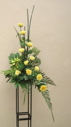 Pedestal Flower Arrangements, Yellow Flower Arrangements, Tall Flower Arrangements, Dekoratívne Vence, Contemporary Flower Arrangements, Floral Art Arrangements, Easter Flower Arrangements, Altar Flowers, Large Flower Arrangements