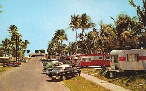 20 Amazing Vintage Color Photos of Trailer Parks in the United States From Between the 1950s and 1960s #Old #Vintage #Retro Retro Trailers, Mobile Home Parks, Vintage Campers Trailers, Retro Campers, Trailer Home, Half Moon Bay, Vintage Travel Trailers, Rv Park, Vintage Trailer