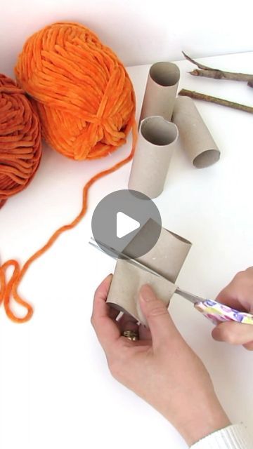 Toilet Roll Pumpkins, Toilet Paper Roll Pumpkins Diy, Yarn Pumpkin Craft, Toilet Paper Roll Pumpkins, Sock Pumpkins Diy, Kids Fall Crafts Easy, Twine Pumpkins Diy, Deco Halloween Diy, Small Pumpkin Decorating Ideas