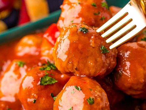 Crockpot Hot Pepper Jelly Meatballs: Sweet, Spicy, and Perfect for Any Gathering - NewsBreak Red Pepper Jelly Meatballs, Pepper Jelly Meatballs, Jelly Meatball Recipe, Smothered Potatoes, Bourbon Chicken Crockpot, Fall Treats Recipes, Juicy Meatballs, Jelly Meatballs, Red Pepper Jelly