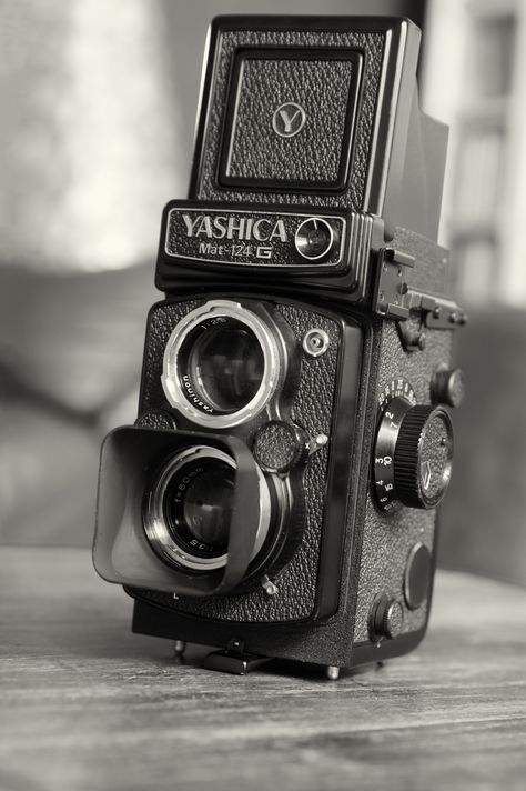 YASHICA Mat-124G Yashica Mat 124g, Old Cameras, Vintage Cameras, Vintage Camera, Turntable, Digital Camera, Cameras, Lenses, History