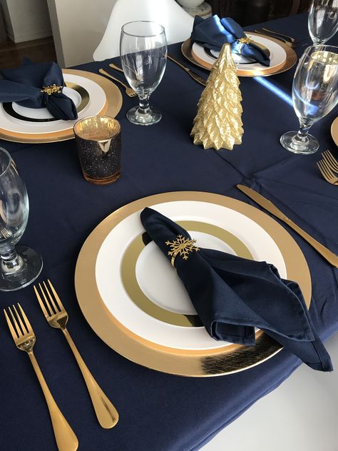 Blue Table Settings Christmas, Navy Blue And Gold Place Setting, Dark Blue And Gold Table Setting, Navy And Silver Christmas Table, Blue And Gold Dining Room Table Settings, Navy Thanksgiving Table, Blue And Gold Christmas Table, Blue And Gold Table Setting, Gold Christmas Table