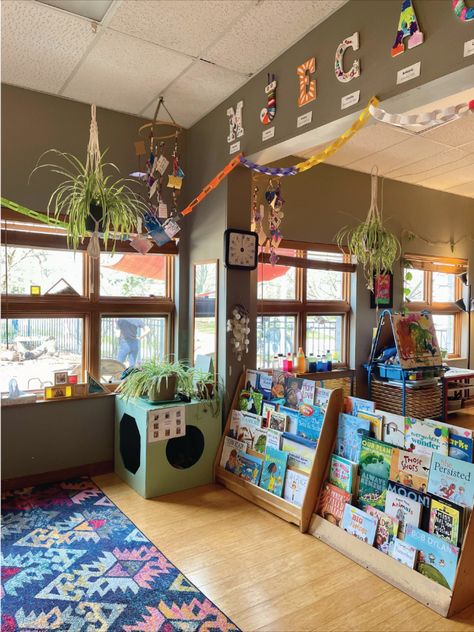 Granola Classroom, In Home Preschool Set Up, Science Corner Classroom Ideas, Art Center Preschool Setup, Childcare Aesthetic, Kindergarten Teacher Aesthetic, Colourful Classroom, Daycare Room Ideas, Sunshine Room