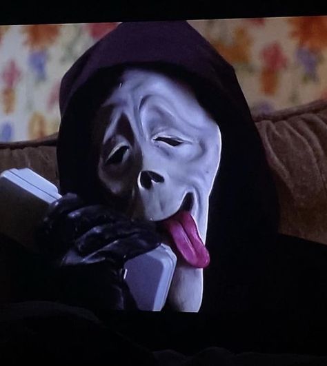 Scary Movie Mask, Screaming Drawing, Scream Meme, Halloween Date, Halloween Wallpaper Backgrounds, Ghostface Scream, Scary Movie Characters, Ghost Tattoo, Blurry Pictures