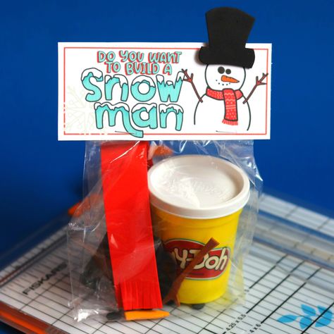 Snowman kit with free printables - A girl and a glue gun Playdough Snowman Kit, Playdough Snowman, Snowman Kit, Playdough Kits, Snowman Gifts, Diy Snowman, Class Gift, Build A Snowman, Neighbor Gifts