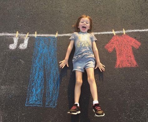 Sidewalk Chalk Photos, Photo Illusion, Chalk Photography, Chalk Pictures, Chalk Photos, Chalk Activities, Fun Chalk Art, Foto Kids, Sidewalk Chalk Art