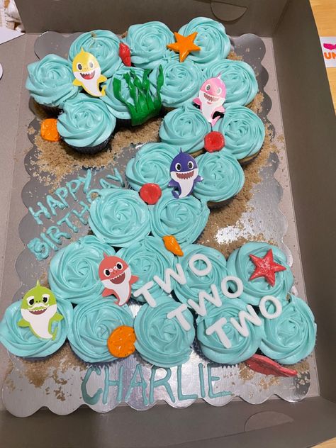 Cupcake Cake 2nd Birthday, Shark Birthday Cupcakes, Baby Shark Cupcake Cake, Baby Shark Cake Ideas, Baby Shark Cupcakes, Baby Shark Birthday Party Boy, Baby Shark Birthday Party Girl, Girl Birthday Cupcakes, Baby Shark Cake