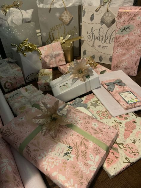 Present Wrapping Christmas, Christmas Goals, Pink Christmas Wrapping Paper, Luxury Flower Bouquets, Pink Wrapping Paper, Christmas Coquette, Christmas Dreaming, Coquette Christmas, Princess Gifts