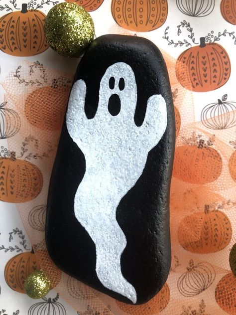 Witch Rock Painting, Skull Rock Painting, Halloween Painted Rocks Ideas, Halloween Rock Art, Halloween Rock Painting Ideas, River Stones Crafts, Rock Art Ideas, Halloween Painted Rocks, Stone Paintings