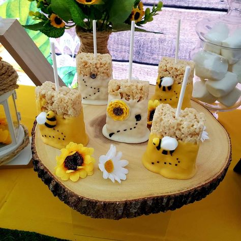 Bee Themed Gender Reveal, Baby Gender Reveal Party Decorations, Honey Bee Baby Shower, Gender Reveal Party Theme, Bee Birthday Party, Sunflower Baby Showers, Bee Baby Shower Theme, Baby Reveal Party, Disney Baby Shower