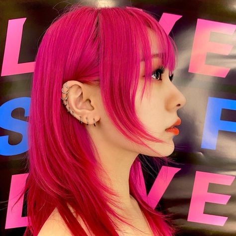 Pink Hair Icon, Neon Pink Hair, Dark Pink Hair, Pink Hair Girl, Bright Pink Hair, Hot Pink Hair, New Hair Do, Neon Hair, Dyed Hair Inspiration