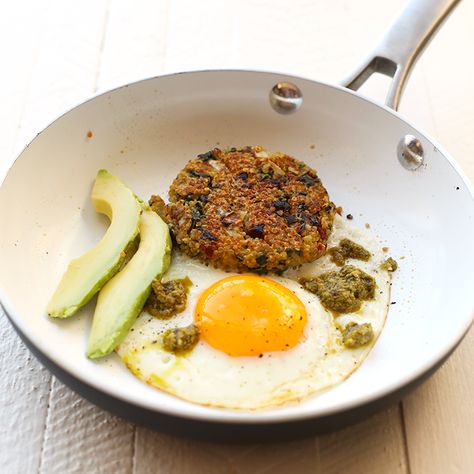 Start patio season off right with these healthy quinoa patties. They are vegetarian, packed with protein, and you can bake them in the oven or on the grill. So, go make these Sun-Dried Tomato Quinoa Patties, stat! Air Fryer Quinoa Patties, Baked Quinoa Patties, Quinoa Salmon Patties, Quinoa Patty, Quinoa Patties With Zucchini And Feta, Tomato And Pesto, Quinoa Patties, Waffle Recipe Healthy, Sweet Potato Hash Browns