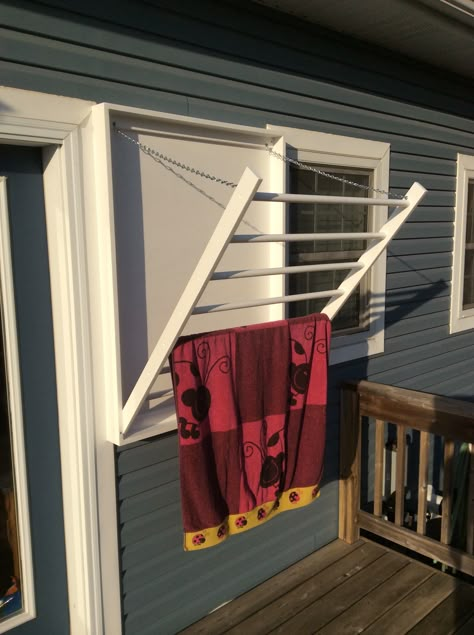 For the laundry room? Towel rack. Outdoor drying rack for pool towels and bathing suits. Lakehouse Deck, Modern Lake House Exterior, Outdoor Drying Rack, Cottage Storage, Extension Veranda, Service Room, Outdoor Drying, Towel Rack Pool, Multifunctional Room