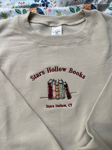 Stars Hollow Books, Hollow Book, Gilmore Girl, Smink Inspiration, Stars Hollow, Embroidered Tee, Fall Fits, Embroidered Sweatshirt, Comfort Colors Tee