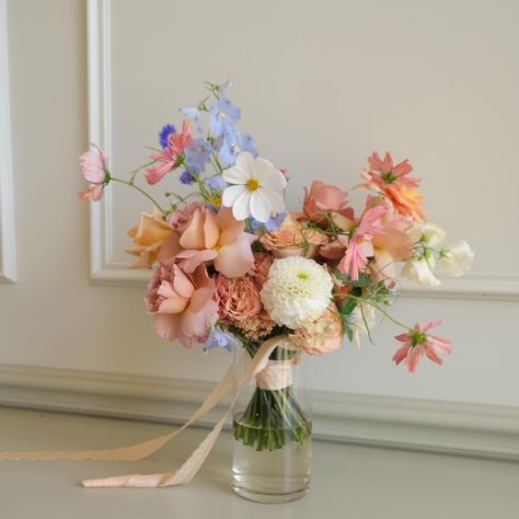 For Mary & Chessy 🤍🧡💙 All the orange, coffee, toffee, latte, cappuccino, mocha shades! Hey, if there was a rose named after a cafinated beverage, I bought it ✨ Whilst the overarching colour palette was blues and oranges, we individually tailored each bridal bouquet and their respective maid bouquets. Mary was more drawn to the toffee & latte roses, with darker oranges. Mary’s dress was “butterscotch” so we used cream rather than white to bring her florals together. Whereas Chessy was drawn t... Coffee Toffee, Wedding Theme Color Schemes, With Bridesmaid, Spring Shoot, Peach Bridesmaid, Bridesmaids Bouquet, Orange Coffee, Wedding Party Planning, Bridesmaid Bouquets