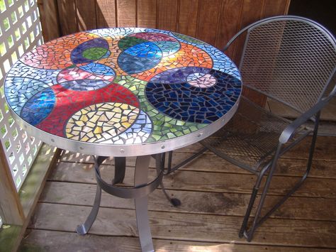 Mosaic Round Table, Free Mosaic Patterns, Mosaic Tile Table, Easy Mosaic, Tile Tables, Mosaic Furniture, Outdoor Table Tops, Mosaic Table Top, Tile Table