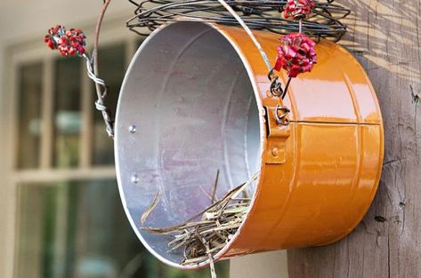 Interested in attracting cardinals or robins to nest in your yard? This recycled crafts project creates a DIY birdhouse perfect for these birds! Spiegel Diy, Diy Birdhouse, Bird Feeder Plans, Bird House Plans, Bird House Kits, Bird Aviary, Birdhouse Designs, Recycled Garden, Nesting Box