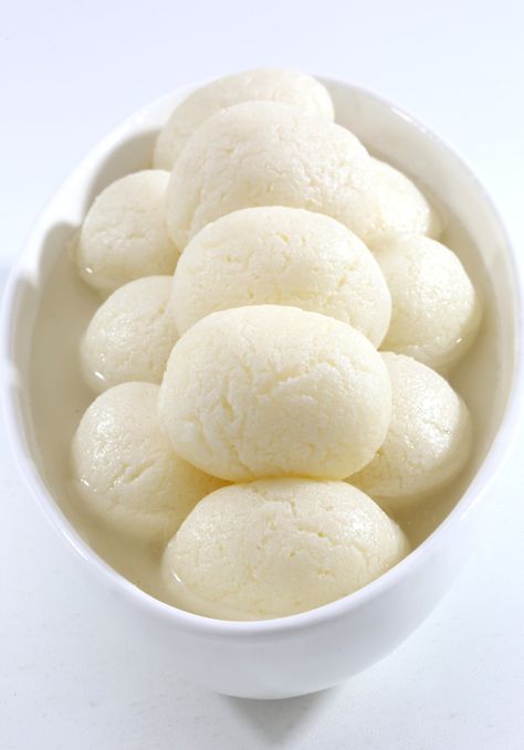 Rasgulla Photography, Homemade Frozen Yogurt Recipes, Bengali Sweets, Indian Food Photography, Frozen Yogurt Recipes, Sweet Dishes Recipes, Vegetarian Snacks Recipes, Indian Dessert Recipes, Delicacy Food