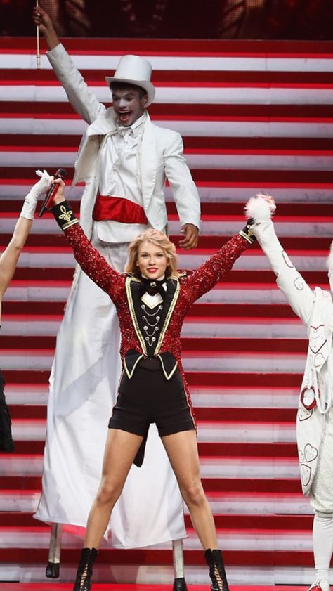 Berlin: February 7, 2014 Taylor Swift Red Costume, Taylor Swift Red Tour Outfits, Red Tour Outfits, Tour Outfits Taylor Swift, Outfits Taylor Swift, Taylor Swift Halloween Costume, Taylor Swift 2006, Taylor Swift Red Tour, Red Era