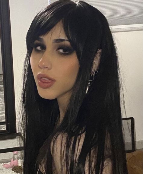 Maquillage Goth, Dark Makeup Looks, Goth Hair, Girls With Black Hair, Long Black Hair, Cute Makeup, Long Black, Dark Hair, Pretty Hairstyles