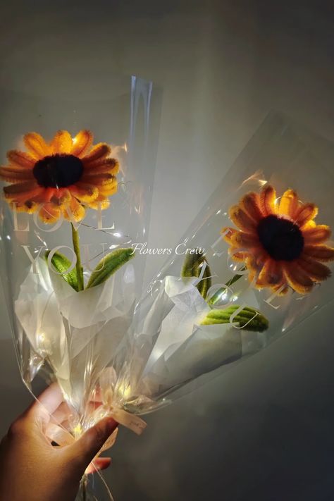 sunflowers for kids Sunflower Pipe Cleaner Bouquet, Pipe Cleaner Leaves, Sunflower Pipe Cleaner, Pipe Cleaner Sunflowers, Fuzzy Wire, Paper Forms, Single Flower Bouquet, Single Sunflower, Piping Flowers