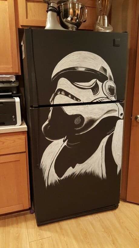 Refrigerator Makeover, Kitchen Decor Black, Old Fridge, Trendy Kitchen Decor, Modern Refrigerator, Paint Refrigerator, Fridge Makeover, Star Wars Kitchen, Painted Fridge