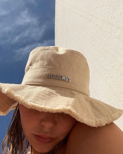 VH. op Instagram: "👒" Jacquemus Store, Jacquemus Bucket Hat, Jacquemus Hat, Ibiza 2024, Jacquemus Logo, Beige Bucket Hat, Insta Board, Miami Trip, Miami Girls