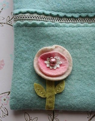 zipper purse tutorial Zippered Pouch Tutorial, Zipper Pouch Tutorial, Purse Tutorial, Pouch Tutorial, Costura Diy, Sewing Purses, Wool Projects, Wool Crafts, Felt Flower