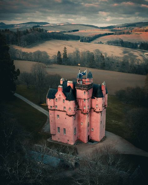 Best Of Scotland, Aberdeenshire Scotland, Scotland History, Chateau Medieval, Castle Scotland, Pink Castle, Castles In Scotland, Scotland Highlands, Scottish Castles