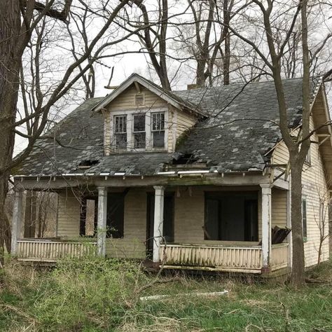 Burnt Down House Aesthetic, Abandoned House Aesthetic, Fictional Houses, Small Old House, Old American Houses, Rundown House, Abandoned Locations, Old House Exterior, Creepy Old Houses